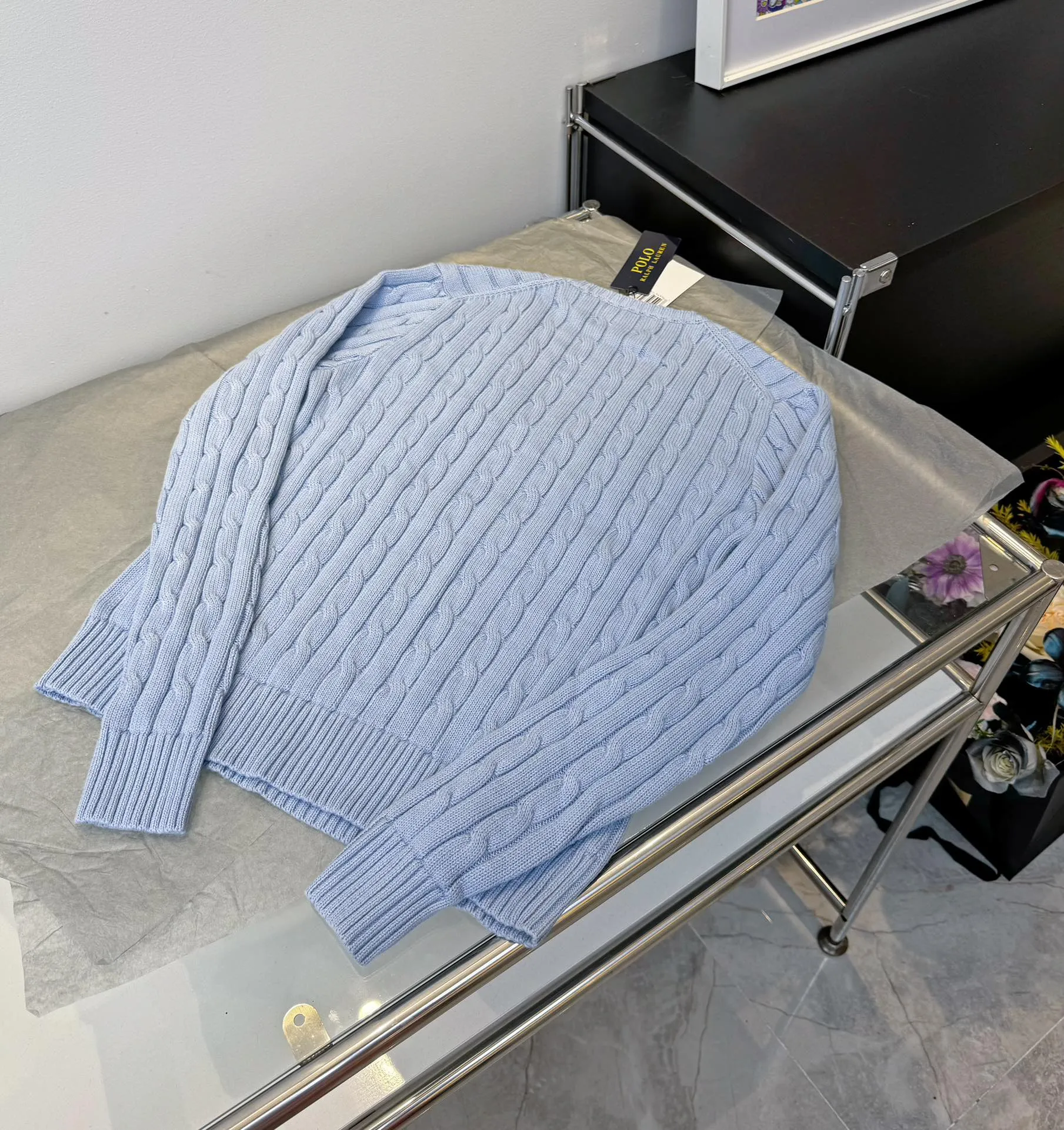 🅿️220 Style number: L04 (sky blue) Ralph Lauren RL classic war horse logo embroidered cable pattern twist button V-neck knitted sweater on the chest, same style for men and women, 9 colors Colors: Beige, navy, black, chick yellow, sky blue, khaki, red, gray, purple Size: XSSML M Shoulder Width 36 Clothes Length 58 Bust 44 L Shoulder Width 37 Clothes Length 60 Bust 46 Soft and glutinous🧶🫶The style is a very classic cable sweater American retro college style Perfect hand comfort. It is a must-have item for spring, autumn and winter wardrobes. It looks great when worn alone or layered as an inner wear. High-density LOGO embroidery on the chest, and original customization of tag accessories. Made of pure cotton yarn �� blended with wool, pure cotton is skin-friendly and comfortable, small label war horse embroidered twist turtleneck sweater 🐎 high quality. Follow the blogger to learn how to wear it! Let’s get a Ralph Lauren cable sweater. It’s a super hard-to-find series after it became popular. It’s hard to find one on the official website. It’s simple and practical to wear, with a lazy and loose feel. The thickened fabric has a more texture, soft and delicate feel, and a loose fit. Whether worn alone or layered, you can wear different styles of fashion with just one piece. ⚠️Contains wool products🦙 Pay attention to the washing method to avoid shrinkage